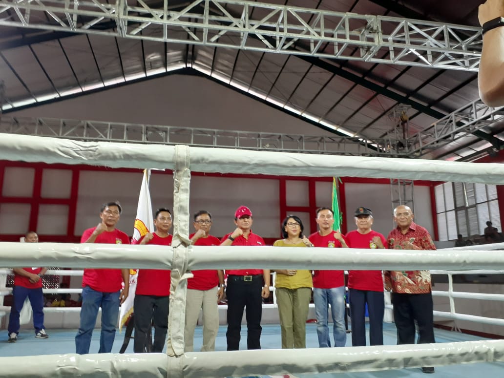 ketum pengprov Pertina Sulut, dr Silangen ke 4 dari kiri), Kabid peningkatan prestasi olahraga Dispora Sulut, Clara Montong (ke 4 dari kanan) dan Ketua panitia kejuaraan Bonyx Saweho (ke 3 dari kiri) (Foto : Ferional