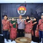 Kepala Divisi Hubungan Masyarakat (Kadiv Humas) Polri Irjen. Pol. Sandi Nugroho memberangkatkan lima jurnalis untuk umroh ke Tanah Suci.