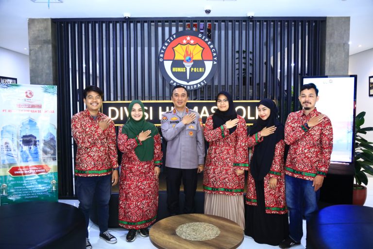 Kepala Divisi Hubungan Masyarakat (Kadiv Humas) Polri Irjen. Pol. Sandi Nugroho memberangkatkan lima jurnalis untuk umroh ke Tanah Suci.