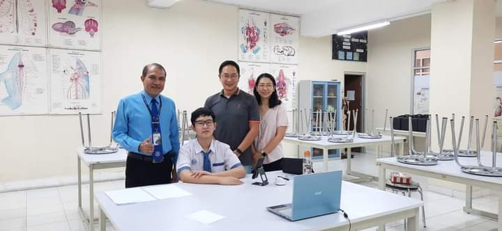 Kepala SMP Kristen Eben Haezar 1 Manado Hopny J. Ume, M.Pd (kiri) dan Axellion Tandani (duduk)Peraih Medali Perak OSN tkt Nasional Mata pelajaran Matematika.