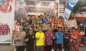 Foto bersama Kapolda Sulut Irjen Pol. Drs. Setyo Budiyanto, Karo SDM Polda Sulut Ari Wahyu Widodo, kepsek SMAN 1 Manado Jemmy Jermias, Kepsek SMKN 1 Airmadidi Weddy Onibala dan para juara putra dan putri