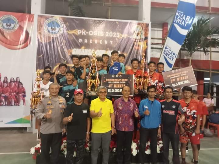 Foto bersama Kapolda Sulut Irjen Pol. Drs. Setyo Budiyanto, Karo SDM Polda Sulut Ari Wahyu Widodo, kepsek SMAN 1 Manado Jemmy Jermias, Kepsek SMKN 1 Airmadidi Weddy Onibala dan para juara putra dan putri