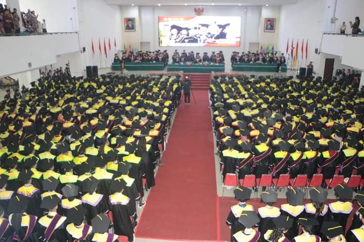 Suasana Acara Wisuda Periode I Tahun Akademik 2023-2024 (Foto : Dokumen Unsrat)
