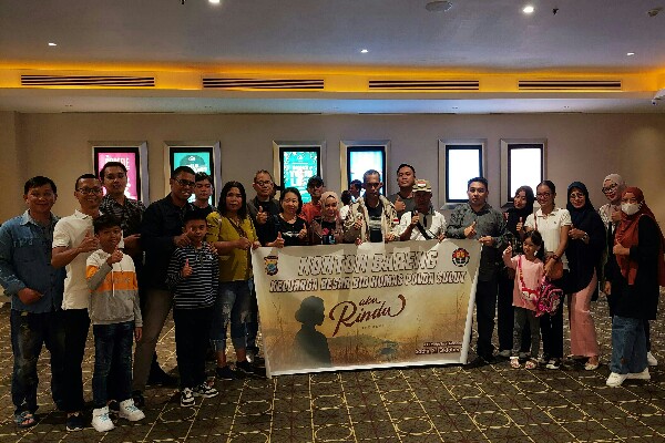 Keluarga besar Polda Sulawesi Utara dan Polres jajaran melaksanakan nonton bareng film berjudul Aku Rindu di sejumlah bioskop di Kota Manado.