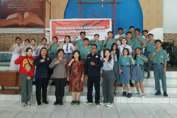 Ratusan pelajar SMA Kristen Yayasan Irene Manado menerima pembinaan dan sosialisasi pencegahan radikalisme dan intoleransi dari personel Bidang Humas Polda Sulut.