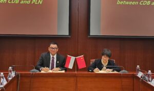 Penandatanganan Memorandum of Understanding (MoU) oleh Direktur Utama PLN Darmawan Prasodjo (kiri) dan President of CDB Xiamen Branch, Zeng Liqing (kanan) di kantor pusat CDB, Beijing, China, pada Senin (16/10).