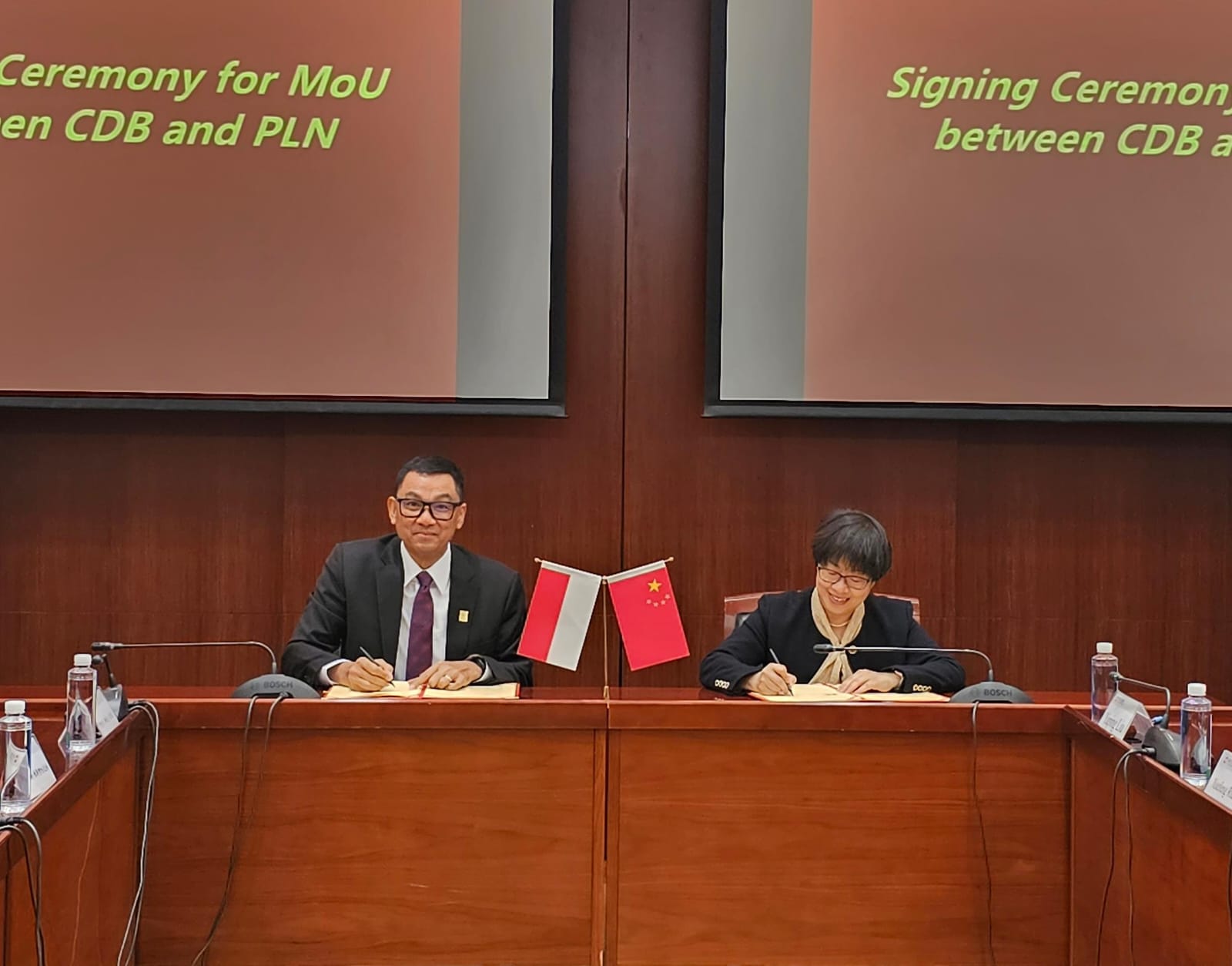 Penandatanganan Memorandum of Understanding (MoU) oleh Direktur Utama PLN Darmawan Prasodjo (kiri) dan President of CDB Xiamen Branch, Zeng Liqing (kanan) di kantor pusat CDB, Beijing, China, pada Senin (16/10).
