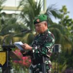 Kasdam XIII/Merdeka Brigjen TNI M. Luthfie Beta, S. Sos., M.Si., memimpin pelaksanaan upacara peringatan Hari Sumpah Pemuda ke-95 Tahun 2023 dengan bertindak selaku Inspektur Upacara (Irup) bertempat di Lapangan Makodam XIII/Merdeka, Teling Atas, Manado. Sabtu (28/10/2023).