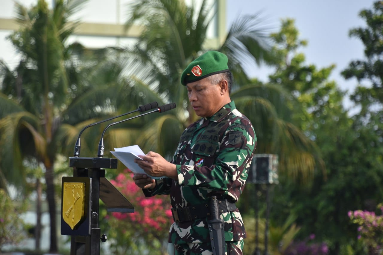Kasdam XIII/Merdeka Brigjen TNI M. Luthfie Beta, S. Sos., M.Si., memimpin pelaksanaan upacara peringatan Hari Sumpah Pemuda ke-95 Tahun 2023 dengan bertindak selaku Inspektur Upacara (Irup) bertempat di Lapangan Makodam XIII/Merdeka, Teling Atas, Manado. Sabtu (28/10/2023).