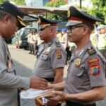 Wakapolresta Manado AKBP Faisol Wahyudi memimpin upacara korps raport kenaikan pangkat personel dari pangkat Aiptu ke Ipda, di Mako Polresta Manado, Senin (30/10/2023).