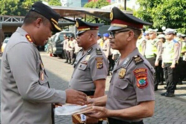 Wakapolresta Manado AKBP Faisol Wahyudi memimpin upacara korps raport kenaikan pangkat personel dari pangkat Aiptu ke Ipda, di Mako Polresta Manado, Senin (30/10/2023).