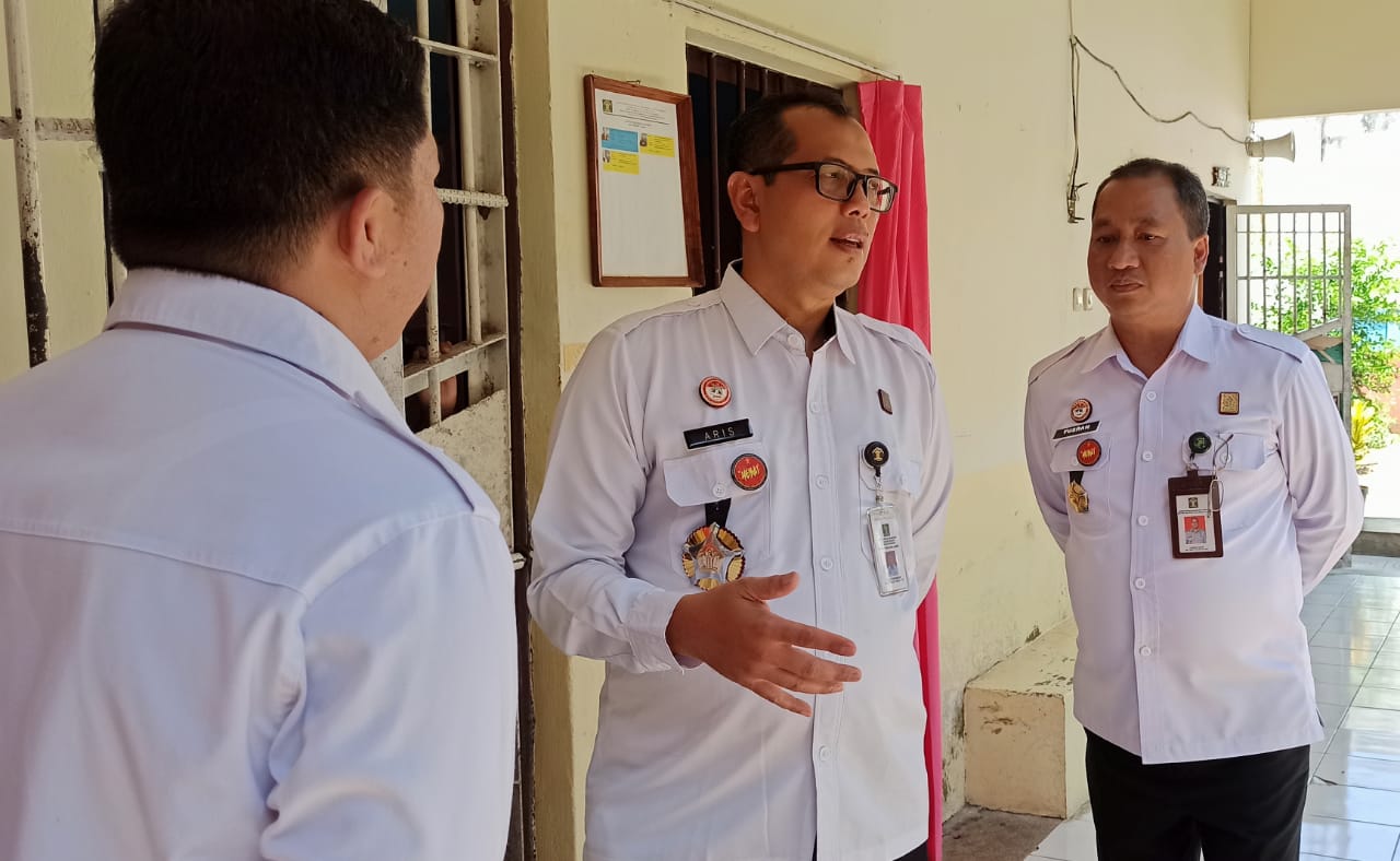 Kepala Divisi Pemasyarakatan Aris Munandar didampingi Kepala Bidang Pelayanan Tahanan, Kesehatan Rehabilitasi, Pengelolaan Basan Barang dan Keamanan Yusran Saad menyambangi Rumah Tahanan Negara Kelas IIA Manado (Rutan Manado), Rabu (11/10).