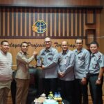 Kepala Kantor Wilayah Kementerian Hukum dan Hak Asasi Manusia Sulawesi Utara Ronald Lumbuun bersama Kepala Divisi Administrasi John Batara, Kepala Divisi Pemasyarakatan Aris Munandar melakukan audiensi dengan Kepala Kantor Wilayah Agraria dan Tata Ruang / Badan Pertanahan Nasional (ATR/BPN) Provinsi Sulawesi Utara, Senin (30/10).