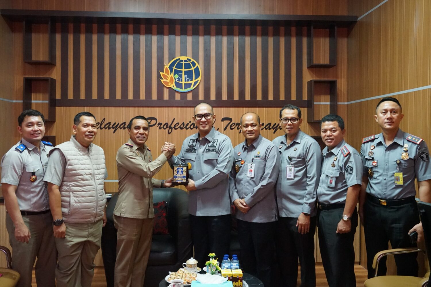 Kepala Kantor Wilayah Kementerian Hukum dan Hak Asasi Manusia Sulawesi Utara Ronald Lumbuun bersama Kepala Divisi Administrasi John Batara, Kepala Divisi Pemasyarakatan Aris Munandar melakukan audiensi dengan Kepala Kantor Wilayah Agraria dan Tata Ruang / Badan Pertanahan Nasional (ATR/BPN) Provinsi Sulawesi Utara, Senin (30/10).