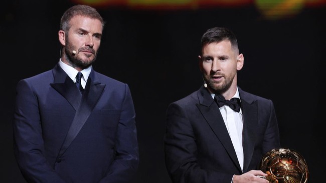 Lionel Messi raih Ballon d'Or kedelapan, bikin Cristiano Ronaldo kesulitan mengejar. REUTERS/STEPHANIE LECOCQ Baca artikel CNN Indonesia "Messi Menang Ballon d'Or ke-8, Ronaldo Makin Gigit Jari" selengkapnya di sini: https://www.cnnindonesia.com/olahraga/20231031055602-142-1017923/messi-menang-ballon-dor-ke-8-ronaldo-makin-gigit-jari. Download Apps CNN Indonesia sekarang https://app.cnnindonesia.com/