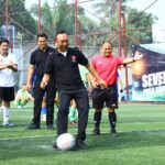 Kadiv Humas Polri Irjen. Pol. Sandi Nugroho membuka acara Seven Soccer yang diikuti seluruh jajaran Divisi Humas dan jurnalis. Sebanyak 105 peserta memeriahkan acara tersebut.