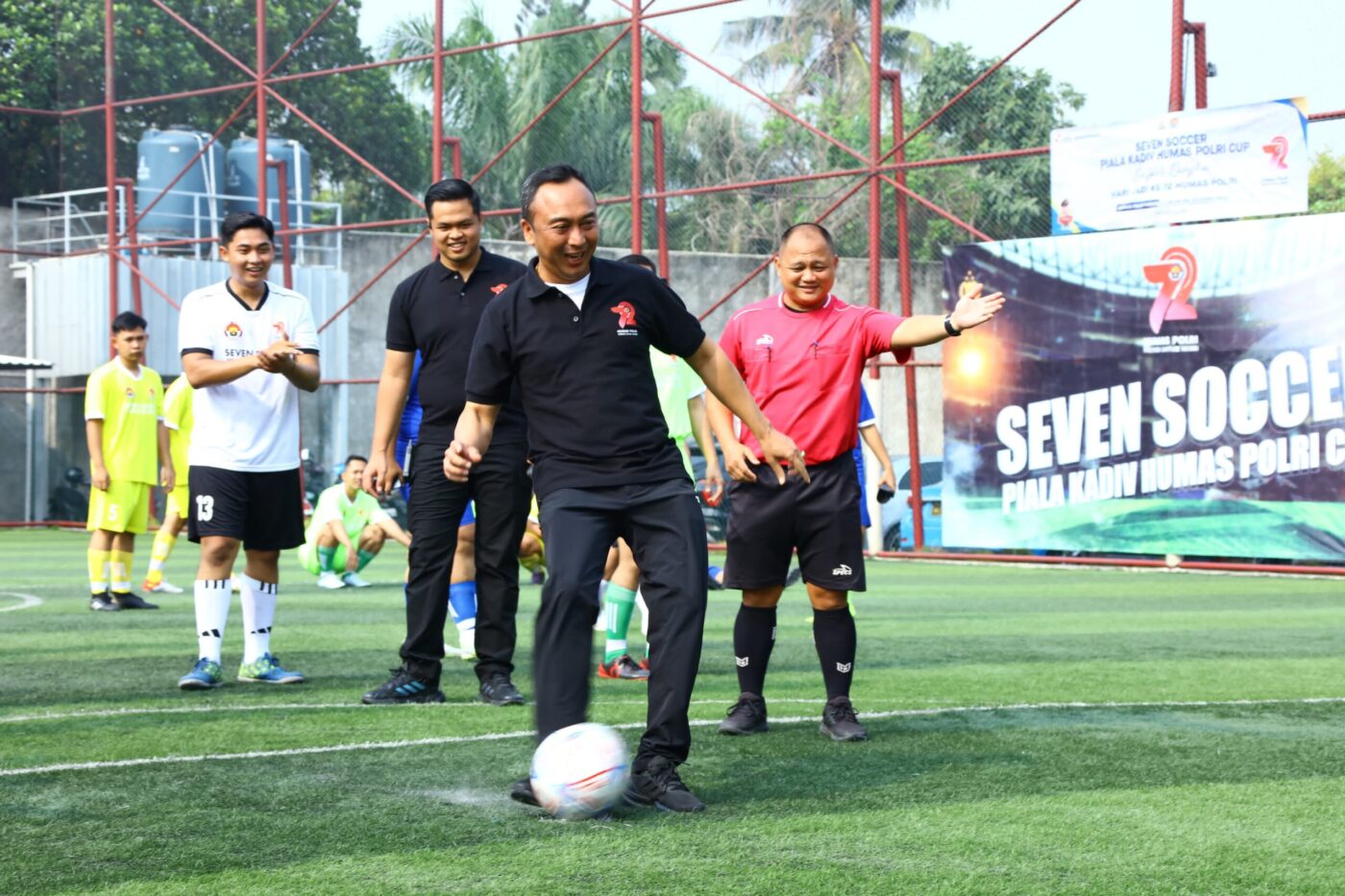 Kadiv Humas Polri Irjen. Pol. Sandi Nugroho membuka acara Seven Soccer yang diikuti seluruh jajaran Divisi Humas dan jurnalis. Sebanyak 105 peserta memeriahkan acara tersebut.