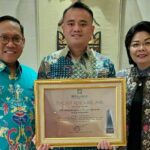 Rumah Sakit Bhayangkara Tingkat III Manado kembali meraih penghargaan di bidang pelayanan. Kali ini penghargaan diserahkan oleh Direktur Utama BPJS Kesehatan Prof. Dr. Alih Guffron Mukhti, M.Sc., Ph.D., AAK kepada Karumkit Bhayangkara Manado Kompol dr. Chandra Tanoeisan, Sp.KFR.