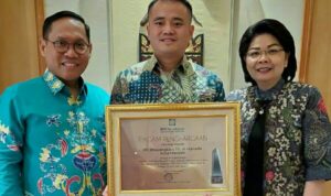 Rumah Sakit Bhayangkara Tingkat III Manado kembali meraih penghargaan di bidang pelayanan. Kali ini penghargaan diserahkan oleh Direktur Utama BPJS Kesehatan Prof. Dr. Alih Guffron Mukhti, M.Sc., Ph.D., AAK kepada Karumkit Bhayangkara Manado Kompol dr. Chandra Tanoeisan, Sp.KFR.