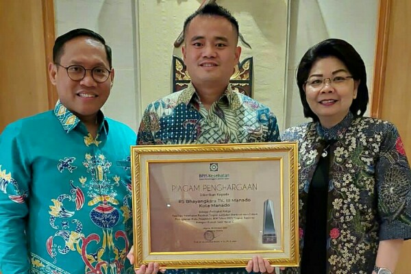 Rumah Sakit Bhayangkara Tingkat III Manado kembali meraih penghargaan di bidang pelayanan. Kali ini penghargaan diserahkan oleh Direktur Utama BPJS Kesehatan Prof. Dr. Alih Guffron Mukhti, M.Sc., Ph.D., AAK kepada Karumkit Bhayangkara Manado Kompol dr. Chandra Tanoeisan, Sp.KFR.