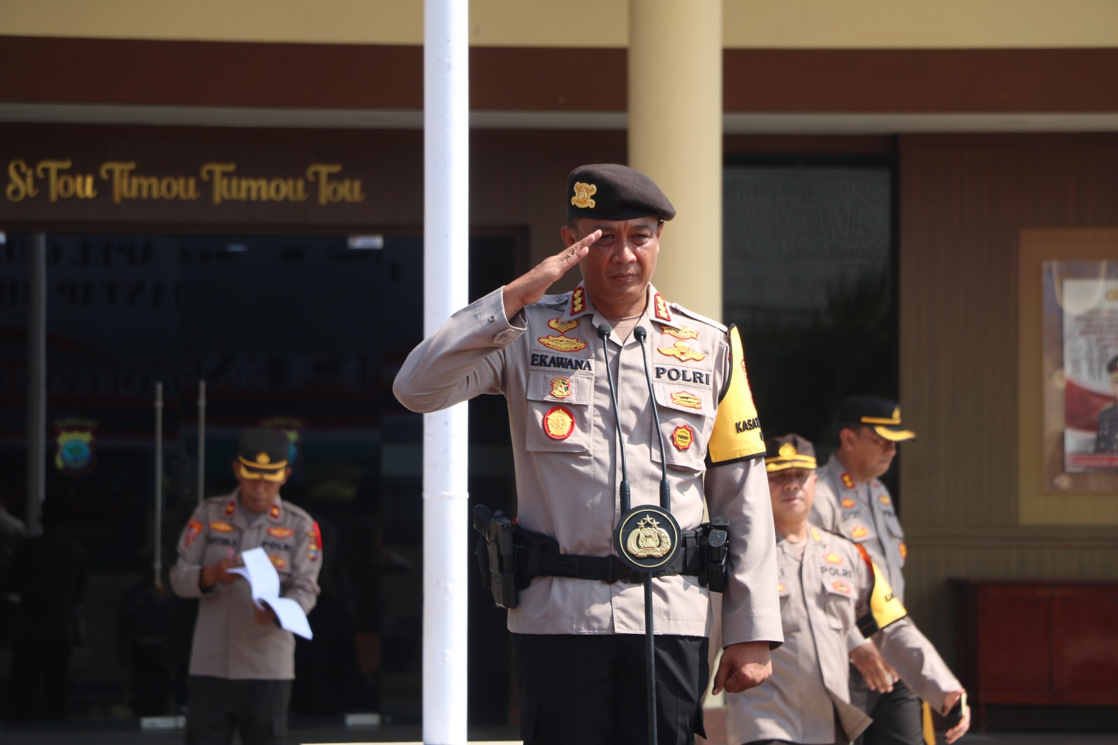 Apel berlangsung di Lapangan Presisi Mapolda Sulut. Dipimpin oleh Direktur Samapta Polda Sulut Kombes Pol I Gusti Putu Gede Ekawana Prasta, selaku Kasatgas Opsda Mantap Brata (OMB) Samrat 2023-2024.