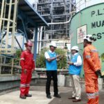 Direktur Utama PLN Darmawan Prasodjo (kedua dari kiri) dan Direktur Jenderal Energi Baru Terbarukan dan Konservasi Energi Kementerian ESDM, Yudo Dwinanda Priaadi (kedua dari kiri) berdiskusi mengenai rencana pengembangan Green Hydrogen Plant di tanah air setelah meresmikan Green Hydrogen Plant pertama di Indonesia yang berlokasi di kawasan Pembangkit Listrik Tenaga Gas Uap (PLTGU) Muara Karang, Pluit, Jakarta, Senin (9/10).