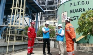 Direktur Utama PLN Darmawan Prasodjo (kedua dari kiri) dan Direktur Jenderal Energi Baru Terbarukan dan Konservasi Energi Kementerian ESDM, Yudo Dwinanda Priaadi (kedua dari kiri) berdiskusi mengenai rencana pengembangan Green Hydrogen Plant di tanah air setelah meresmikan Green Hydrogen Plant pertama di Indonesia yang berlokasi di kawasan Pembangkit Listrik Tenaga Gas Uap (PLTGU) Muara Karang, Pluit, Jakarta, Senin (9/10).