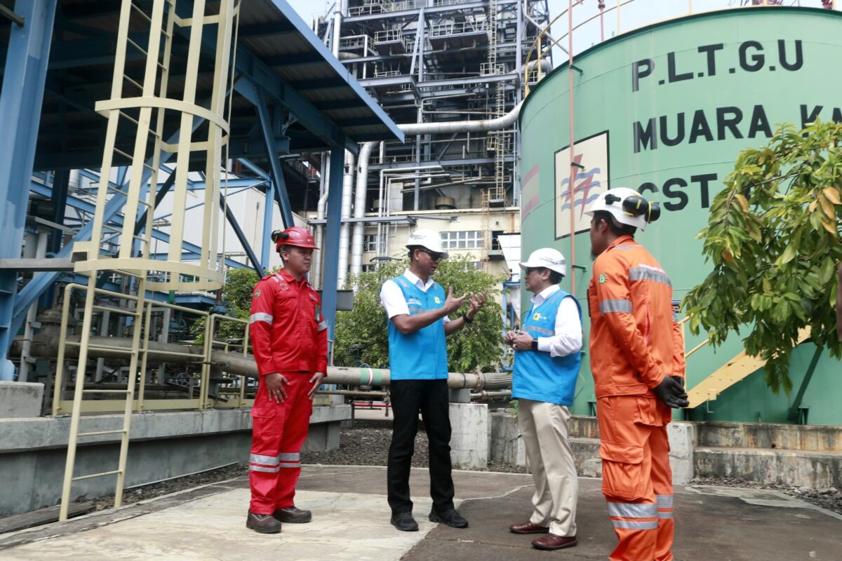 Direktur Utama PLN Darmawan Prasodjo (kedua dari kiri) dan Direktur Jenderal Energi Baru Terbarukan dan Konservasi Energi Kementerian ESDM, Yudo Dwinanda Priaadi (kedua dari kiri) berdiskusi mengenai rencana pengembangan Green Hydrogen Plant di tanah air setelah meresmikan Green Hydrogen Plant pertama di Indonesia yang berlokasi di kawasan Pembangkit Listrik Tenaga Gas Uap (PLTGU) Muara Karang, Pluit, Jakarta, Senin (9/10).(Foto:Humas PLN)