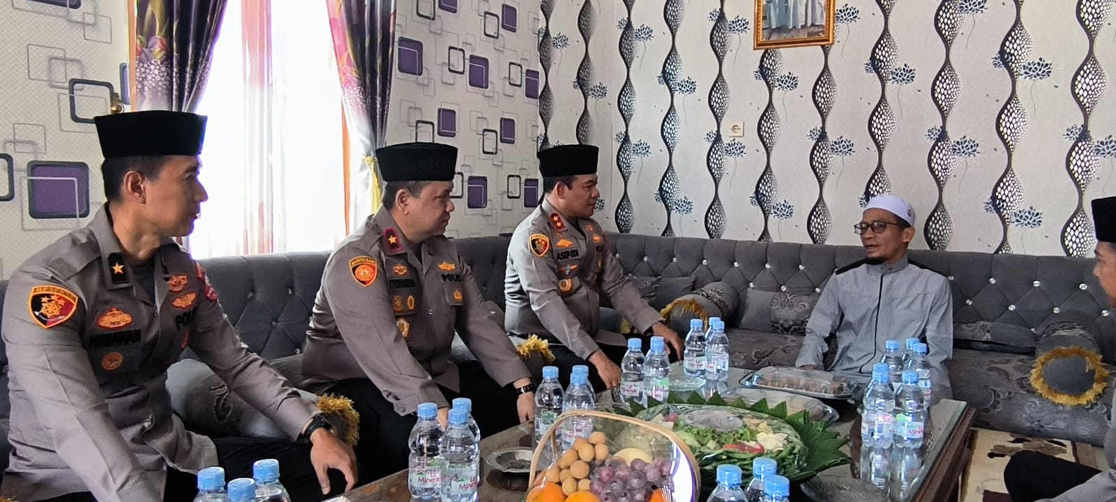 Kepala Operasi Nusantara Cooling System (Kaops NCS) 2023-2024, Irjen Asep Edi Suheri bersilahturami dengan pimpinan Pondok Pesantren Daarul Falah, KH Wawan Malik Marwan di Desa Sukamaju, Kecamatan Baregbeg, Kabupaten Ciamis (28/10/2023).