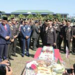 Kapolda bersama rombongan juga memberikan surprise kue ulang tahun dan tumpeng HUT kepada jajaran TNI yang hadir di Markas Kodam XIII/Merdeka.