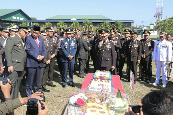 Kapolda bersama rombongan juga memberikan surprise kue ulang tahun dan tumpeng HUT kepada jajaran TNI yang hadir di Markas Kodam XIII/Merdeka.