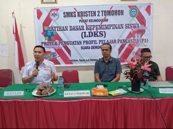 Kepsek Drs Novrie Sumampouw saat membuka LDKS SMKS Kristen 2 Tomohon tahun 2023. (foto:ist).