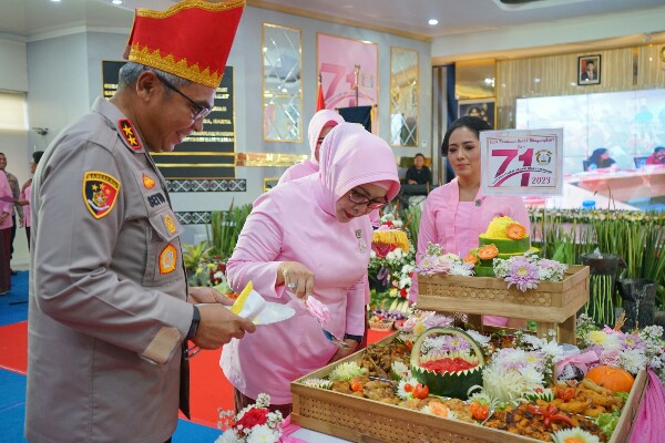 Syukuran Hari Kesatuan Gerak Bhayangkari (HKGB) ke-71 tahun 2023, di aula Catur Prasetya Polda Sulut, Kamis (19/10/2023).