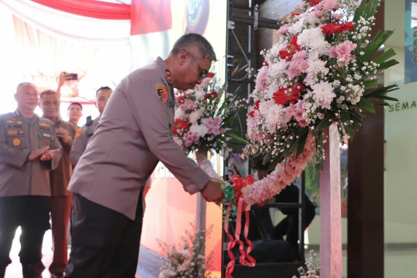 Kapolda Sulawesi Utara Irjen Pol Setyo Budiyanto didampingi Kapuslabfor Polri Brigjen Pol Haris Aksara meresmikan Gedung Bidang Laboratorium Forensik (Bidlabfor) Polda Sulut, Selasa (3/10/2023).