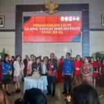 Pemasangan lilin HUT SMAN 1 Manado oleh Kadis Dikda Sulut Dr. Femmy Suluh di dampingi kepala SMAN 1 Manado Jemmy Jermias dan undangan (Foto : Ferional / Pilarportal.com)