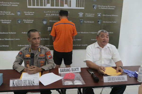 Presscon yang digelar di Balai Wartawan Polda Sulut, Selasa (10/10/2023) dipimpin oleh Kabid Humas Kombes Pol Iis Kristian bersama Direktur Resnarkoba Kombes Pol Budi Samekto.