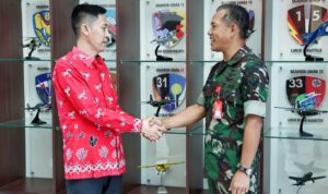 Danlanud Sam Ratulangi Marsma TNI Muhammad Mujib, S.E., M.M., menerima kunjungan Bupati Bolaang Mongondow Selatan Bapak H. Iskandar Kamaru, S.Pt., M.Si., beserta rombongan di Mako Lanud Sam Ratulangi, Manado. Sulawesi Utara. Jumat (6/10/2023).
