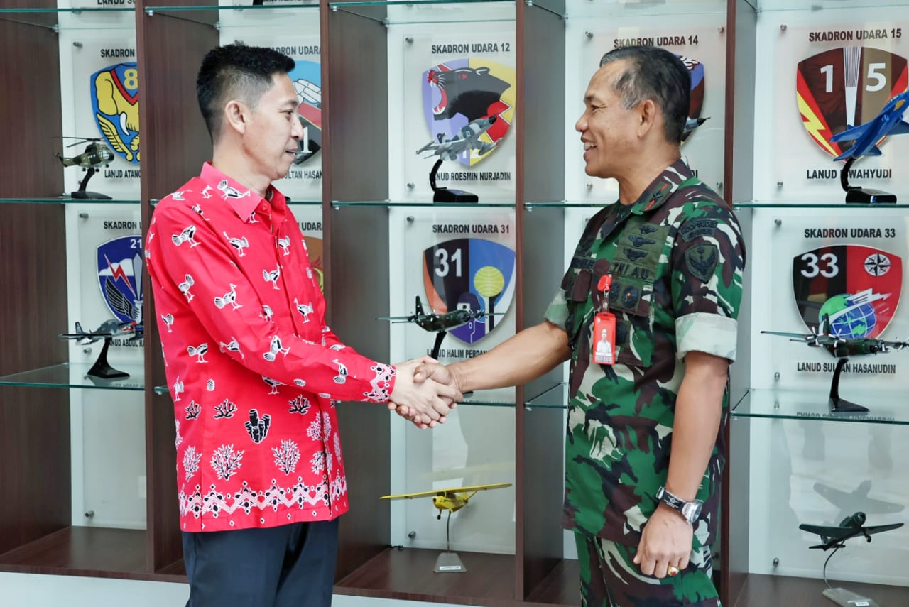 Danlanud Sam Ratulangi Marsma TNI Muhammad Mujib, S.E., M.M., menerima kunjungan Bupati Bolaang Mongondow Selatan Bapak H. Iskandar Kamaru, S.Pt., M.Si., beserta rombongan di Mako Lanud Sam Ratulangi, Manado. Sulawesi Utara. Jumat (6/10/2023).