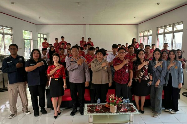 puluhan siswa-siswi dan guru-guru SMA Negeri 1 Pineleng ini, disampaikan oleh 2 narasumber, yaitu Kaur Penum Subbid Penmas Bidang Humas Polda Sulut Kompol Selfie Torondek dan Kapolsek Pineleng Iptu Ronald.
