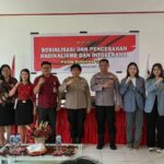 Tim Humas Polda Sulut didampingi Kapolsek Pineleng Iptu Ronald H melaksanakan sosialisasi pencegahan radikalisme dan intoleransi di SMA Negeri 1 Pineleng, Kabupaten Minahasa, Kamis (12/10/2023).