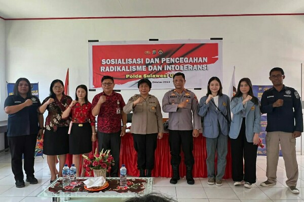Tim Humas Polda Sulut didampingi Kapolsek Pineleng Iptu Ronald H melaksanakan sosialisasi pencegahan radikalisme dan intoleransi di SMA Negeri 1 Pineleng, Kabupaten Minahasa, Kamis (12/10/2023).