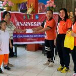anak disabilitas yang diasuh di Panti Sosial Disabilitas Netra Bartemeus Manado, merasa gembira mendapat kunjungan dari Personel Rumah Sakit Bhayangkara Tingkat III Manado, Jumat (20/10/2023).