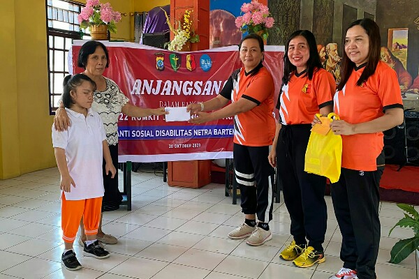 anak disabilitas yang diasuh di Panti Sosial Disabilitas Netra Bartemeus Manado, merasa gembira mendapat kunjungan dari Personel Rumah Sakit Bhayangkara Tingkat III Manado, Jumat (20/10/2023).