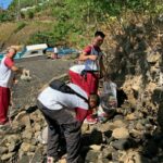 Direktorat Polairud Polda Sulawesi Utara menggelar kegiatan Sapu Bersih Sampah Laut, yang dilaksanakan di sepanjang pesisir pantai Kelurahan Tandurusa dan Perairan Selat Lembeh Kecamatan Aertembaga Bitung, Jumat (20/10/2023).