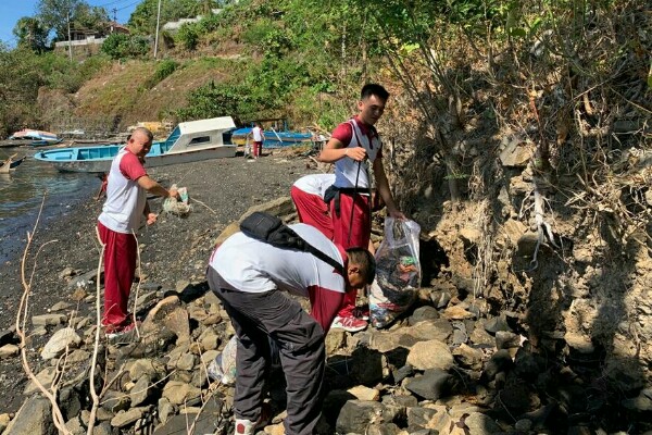 Direktorat Polairud Polda Sulawesi Utara menggelar kegiatan Sapu Bersih Sampah Laut, yang dilaksanakan di sepanjang pesisir pantai Kelurahan Tandurusa dan Perairan Selat Lembeh Kecamatan Aertembaga Bitung, Jumat (20/10/2023).