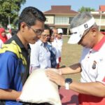 Polda Sulawesi Utara menggelar olahraga bersama dilanjutkan dengan gelar pasar murah serta pemberian bantuan sosial (bansos) kepada para tenaga honorer lingkup Polda Sulut, di halaman depan Mapolda Sulut Jumat (27/10/2023).