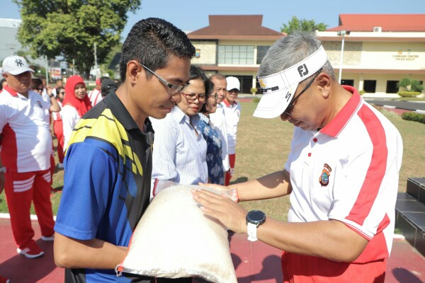 Polda Sulawesi Utara menggelar olahraga bersama dilanjutkan dengan gelar pasar murah serta pemberian bantuan sosial (bansos) kepada para tenaga honorer lingkup Polda Sulut, di halaman depan Mapolda Sulut Jumat (27/10/2023).