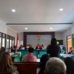 Direktur PT Bangkit Limpoga Jaya Liu Zhongxin yang didatangkan langsung dari Tiongkok serta seorang penerjemah dari divisi hubungan internasional Polri Kho Milan. Dihadirkan Jaksa Penuntut Umum (JPU) saksi fakta pada sidang lanjutan Arny Christian Kumulontang, Donal Pakuku dan Sie You Ho terdakwa kasus dugaan penambangan emas ilegal di PT Bangkit Limpoga Jaya, Desa Ratatotok, Kabupaten Minahasa Tenggara, Senin (9/10/1023) diruang Cakra Pengadilan Negeri (PN) Tondano.