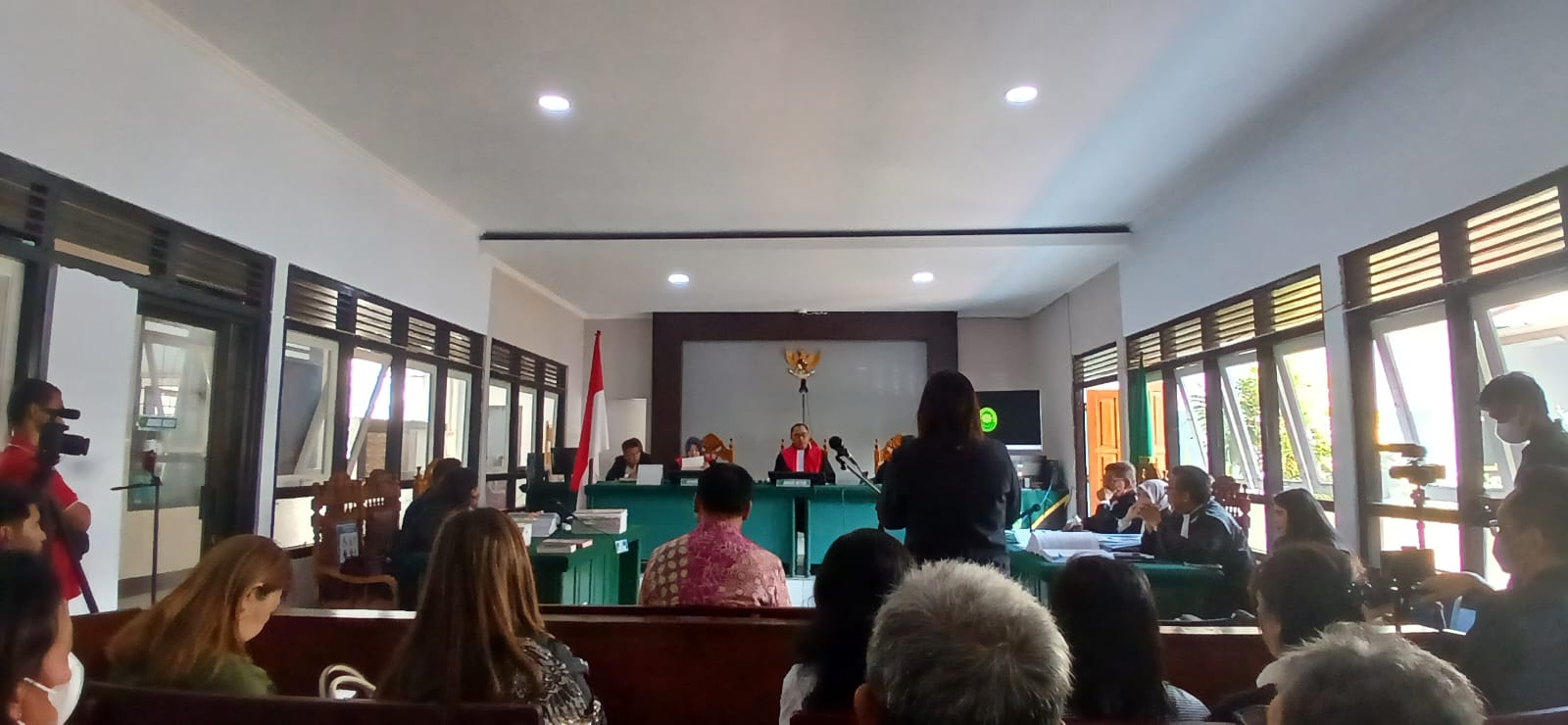 Direktur PT Bangkit Limpoga Jaya Liu Zhongxin yang didatangkan langsung dari Tiongkok serta seorang penerjemah dari divisi hubungan internasional Polri Kho Milan.

Dihadirkan Jaksa Penuntut Umum (JPU) saksi fakta pada sidang lanjutan Arny Christian Kumulontang, Donal Pakuku dan Sie You Ho terdakwa kasus dugaan penambangan emas ilegal di PT Bangkit Limpoga Jaya, Desa Ratatotok, Kabupaten Minahasa Tenggara, Senin (9/10/1023) diruang Cakra Pengadilan Negeri (PN) Tondano.(Foto Istimewa)