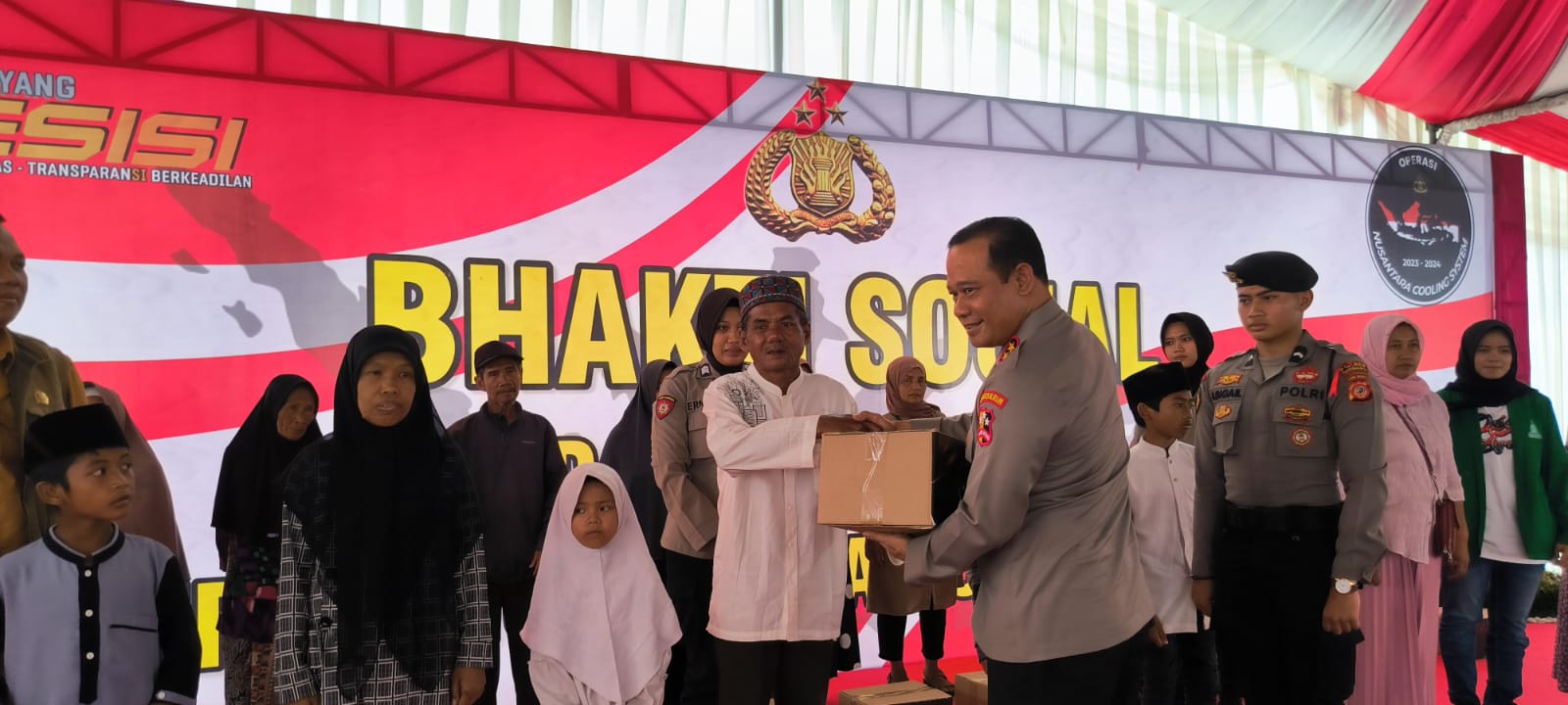 Masyarakat Kabupaten Tasikmalaya, Jawa Barat, bahagia dan menyambut gembira kegiatan bakti sosial (baksos) pembagian 1.500 paket yang dilakukan oleh Operasi Nusantara Cooling System (Ops NCS) 2023-2024 di Mapolres Tasikmalaya, Jumat (27/10/2023).